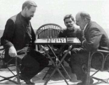 Bogdanov_MaximGorki_Lenin1908.jpg